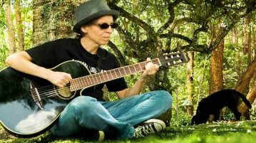 Entrevista com a musicista, compositora e ativista Eline Bélier Eline Belier