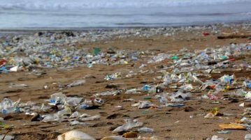 Lixo nos oceanos: 25 milhões de toneladas são despejadas por ano lixo nos oceanos