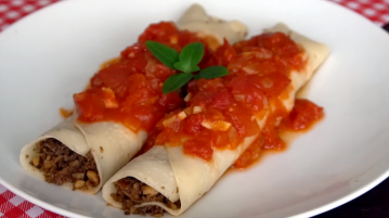Panqueca vegana com recheio de “carne” vegetal (sem soja) panqueca vegana