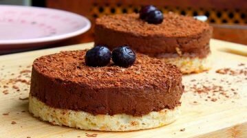 Receita: Bolo Mousse Vegano de Chocolate com Rosas (sem açúcar) bolo mousse vegano de chocolate com rosas